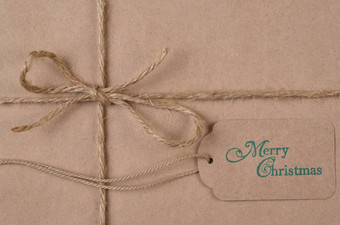 平躺平原棕色（的）纸包装圣诞节现在线