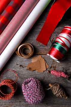 平躺圣诞节礼物包装纸丝带字符串乡村木表面