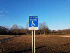 蓝色的车管所许可证要求轮椅标志细拖区