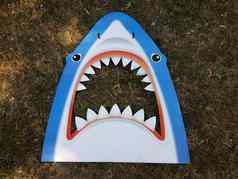 蓝色的鲨鱼头牙齿草