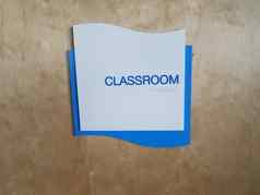 蓝色的教室标志通过盲文