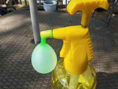 黄色的塑料水自动售货机填充绿色水气球
