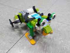 动物机器人使塑料块地板上