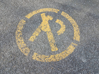 黄色的停车标志象征沥青