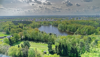 空中视图小湖中间森林工业设施城市