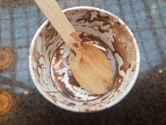 <strong>木勺子</strong>用具吃杯巧克力冰奶油