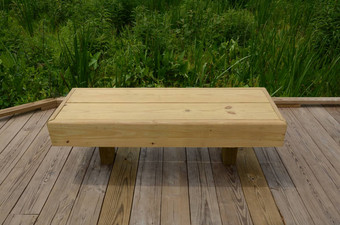 木板凳上座位木板路绿色植物