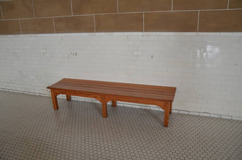 棕色（的）木板凳上六角地板上瓷砖白色墙瓷砖