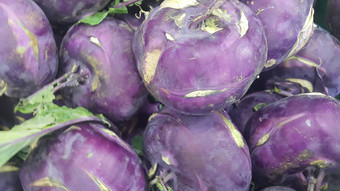 水果背景紫色的新鲜的大头菜萝卜超市出售