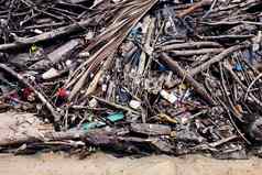 垃圾桩存款分支机构木桩木塑料瓶浪费碎片浮动水表面河水脏问题垃圾污染环境海滩河