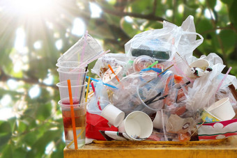 浪费塑料堆本垃圾完整的本浪费垃圾塑料袋浪费很多垃圾自然树阳光背景垃圾特写镜头