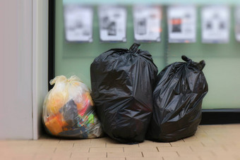 垃圾袋垃圾袋黑色的前面方便商店本垃圾垃圾袋垃圾人行道上袋本垃圾袋地板上桩垃圾桩黑色的垃圾袋