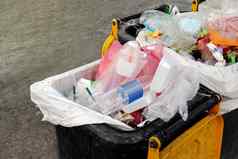 本浪费垃圾浪费塑料垃圾完整的垃圾箱浪费塑料袋关闭污染垃圾塑料浪费垃圾垃圾塑料袋堆