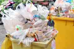 本转储垃圾塑料浪费桩垃圾塑料浪费瓶袋泡沫托盘本黄色的塑料浪费污染