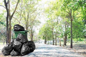 浪费本绿色回收垃圾塑料袋走路垃圾塑料袋街地面地板上公园自然背景环境清洁概念污染浪费