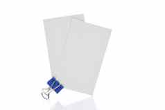 特写镜头空白业务卡片举行蓝色的纸剪辑孤立的白色rreflection