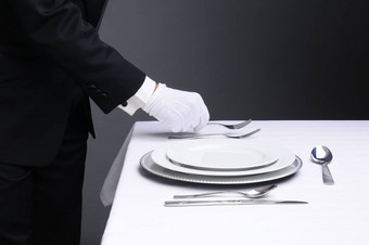 服务员设置正式的晚餐表格