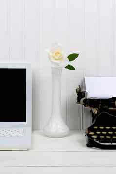 白色桌子上特写镜头巴德花瓶