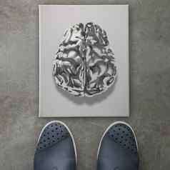 金属人类大脑图标前面业务男人。脚re