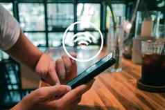 女人手智能手机无线网络图标咖啡馆商店背景沟通社会网络概念