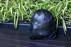 塑料浪费袋黑色的塑料垃圾袋木地板上袋塑料装袋垃圾