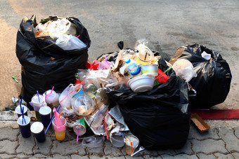 桩垃圾塑料黑色的垃圾袋浪费小径污染垃圾塑料浪费袋泡沫托盘垃圾地板上浪费塑料