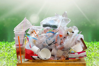 垃圾转储塑料浪费桩垃圾塑料浪费瓶袋泡沫托盘本黄色的塑料浪费污染很多垃圾自然河阳光背景