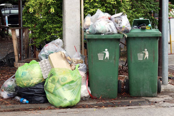 本垃圾桩很多转储垃圾塑料袋黑色的浪费人行道社区村污染垃圾塑料浪费垃圾袋本塑料浪费垃圾浪费很多垃圾转储