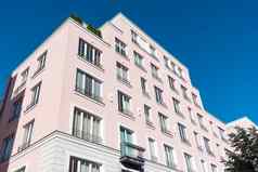 现代粉红色的公寓房子柏林