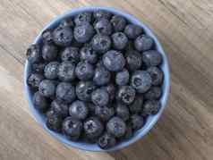 碗完整的新鲜的成熟的蓝莓木背景