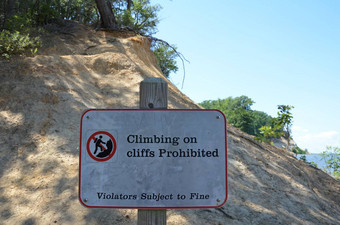 攀爬悬崖禁止标志违反者主题细