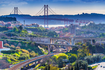 风景如画的全景里斯本4<strong>月</strong>桥众多高速公路葡萄牙