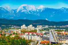 城市景观卢布尔雅那现代体系结构风景如画的雪阿尔卑斯山脉背景斯洛文尼亚