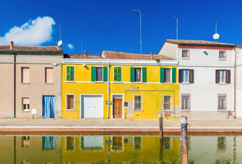 彩色的房子反映了水街利息小小镇省费拉拉艾米利亚罗马涅大区威尼斯