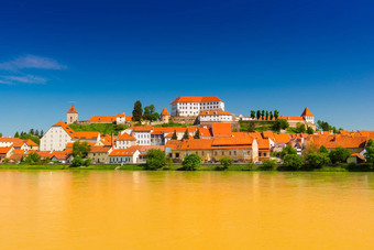 城市景观欧洲小镇普图伊斯洛文尼亚全景视图小舒适的小镇传统的体系结构橙色瓷砖屋顶银行德拉瓦河