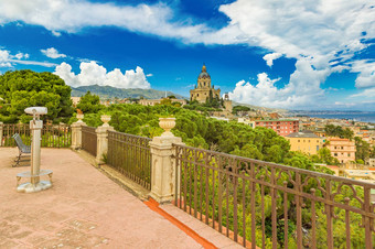 风景如画的城市景观墨西拿查看阳台栅栏最大城市岛西西里意大利