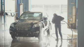 女人工人水软管洗车设施
