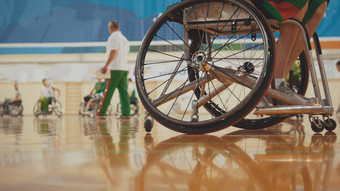轮残疾篮球球员轮椅运动型培训
