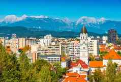 城市景观卢布尔雅那风景如画的雪阿尔卑斯山脉背景斯洛文尼亚