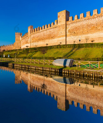 围墙城市城堡砖墙镜子反映了水省帕多瓦意大利
