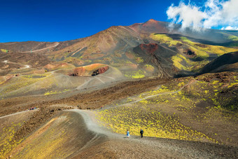 美丽的谷景观山埃特纳火山西西里意大利色彩斑斓的熔岩山覆盖植物草人走路火山岩石陨石坑