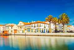 城市景观唤作葡萄牙语威尼斯葡萄牙视图路堤色彩斑斓的建筑传统的体系结构风格运河船船只大棕榈树