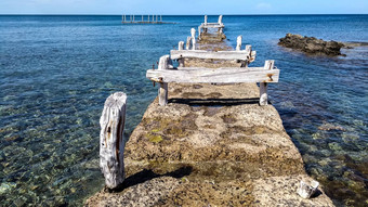 古老的废弃的码头木结构腐蚀大气事件使白色水晶清晰的蓝色的海