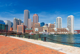 波士顿天际线夏天一天摩天大楼市中心蓝色的天空视图港麻萨诸塞州美国
