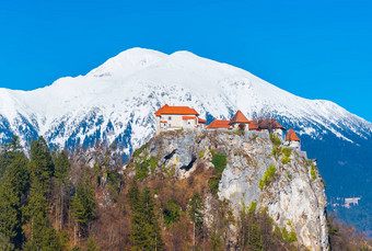 中世纪的城堡岩石雪山蓝色的天空湖流血斯洛文尼亚
