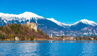 湖流血斯洛文尼亚雪山清晰的蓝色的天空背景