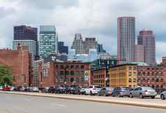 波士顿6月美国波士顿城市景观多云的一天视图摩天大楼历史建筑市中心汽车停桥高速公路