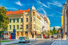 卢布尔雅那9月斯洛文尼亚街历史的朱布尔雅那9月斯洛文尼亚街历史城市中心卢布尔雅那色彩斑斓的建筑蓝色的天空背景