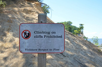 攀爬悬崖禁止标志违反者主题细