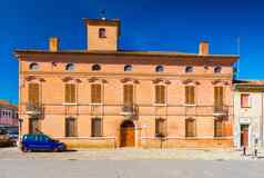 利息10月意大利视图历史建筑使红色的砖历史中心利息蓝色的车停建筑